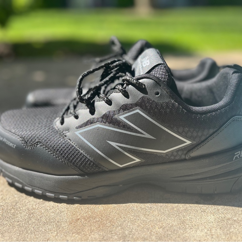Men’s new balance work tennis shoes size 10. Worn once, like new